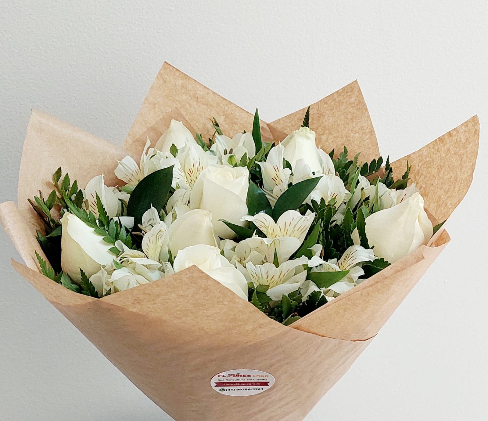 Buquê flores brancas com 8 rosas